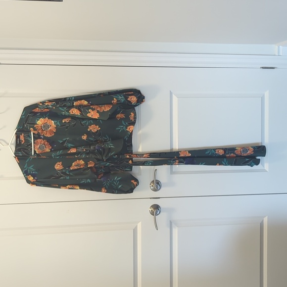 Aaka Wrap Top in Size Large Euc - Picture 10 of 11